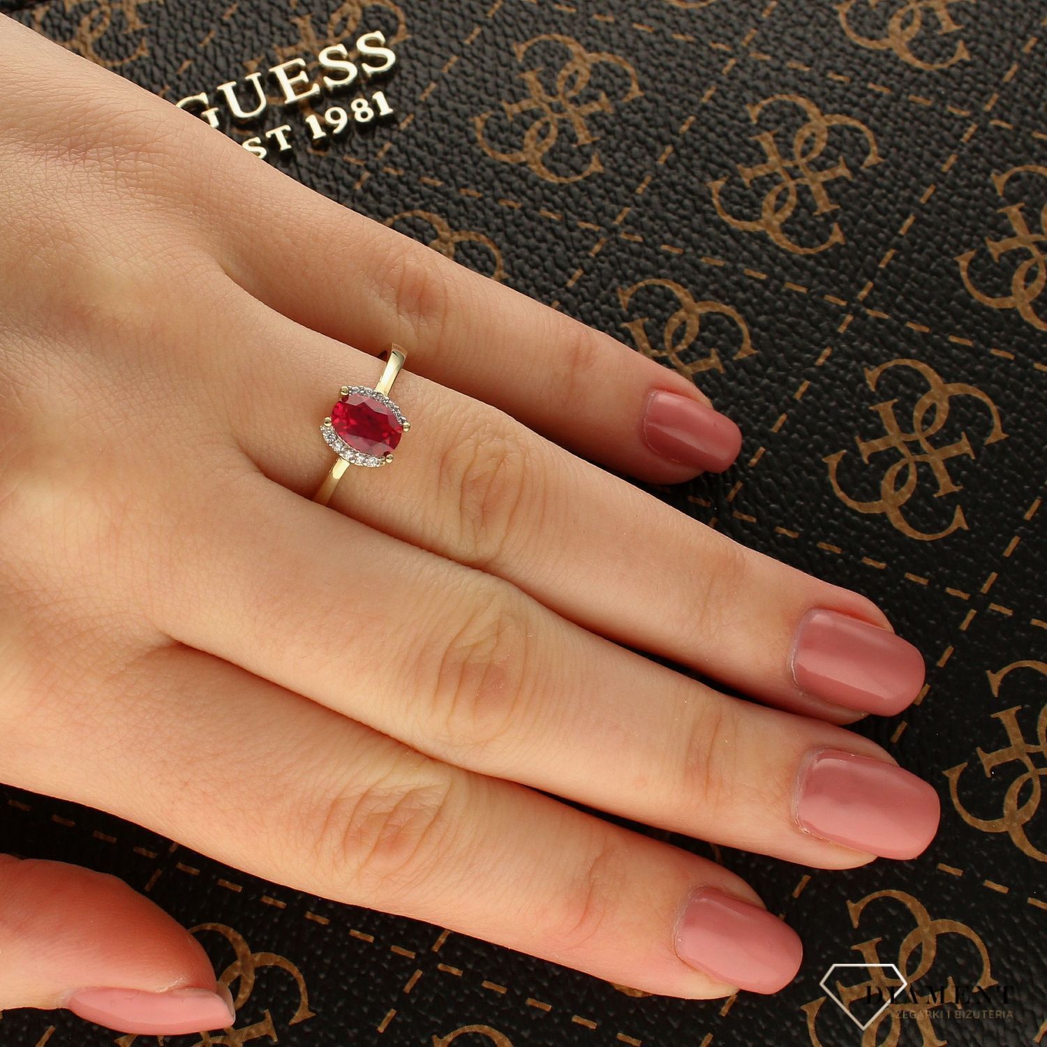 Złoty pierścionek z czerwoną cyrkonią w urzekającej formie PI 4889 (1).jpg